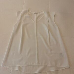 UNIQLO sleeveless top